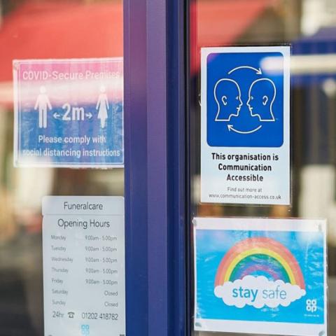 Communication access symbol in a shop window